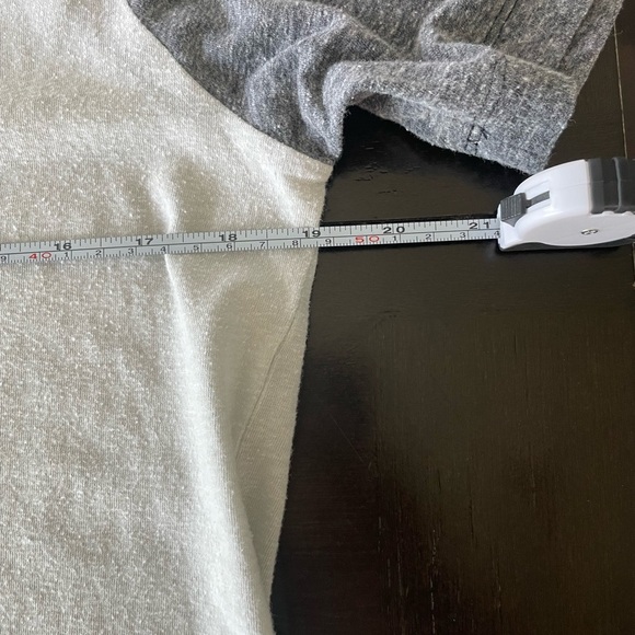 Men’s Levi's Two-Tone Gray Raglan Henley Tee in small - Picture 6 of 6